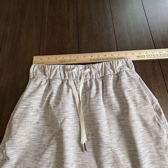 Lululemon On the Fly Skirt Size 8 Gray & White Tennis Outdoor Sports NEW! - Picture 4 of 7
